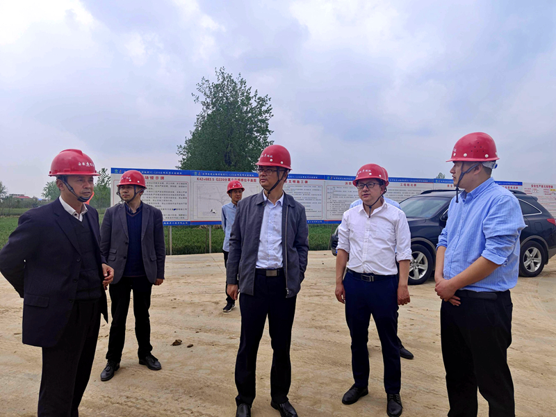 公司黨委副書記，工會主席王勝利到合周高速04標(biāo)指導(dǎo)工作并慰問一線員工2
